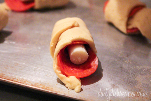 Easy Pepperoni Pizza Roll Ups